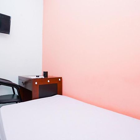 Oyo Life 2309 Kost Si Mbok Vivi Hotel Surabaya Eksteriør billede