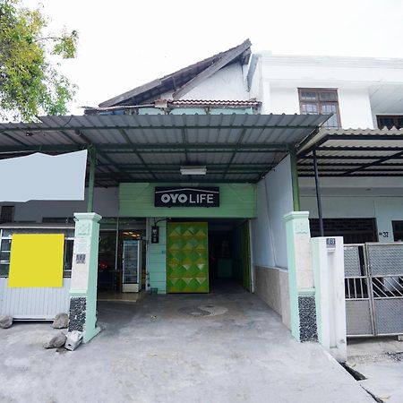 Oyo Life 2309 Kost Si Mbok Vivi Hotel Surabaya Eksteriør billede