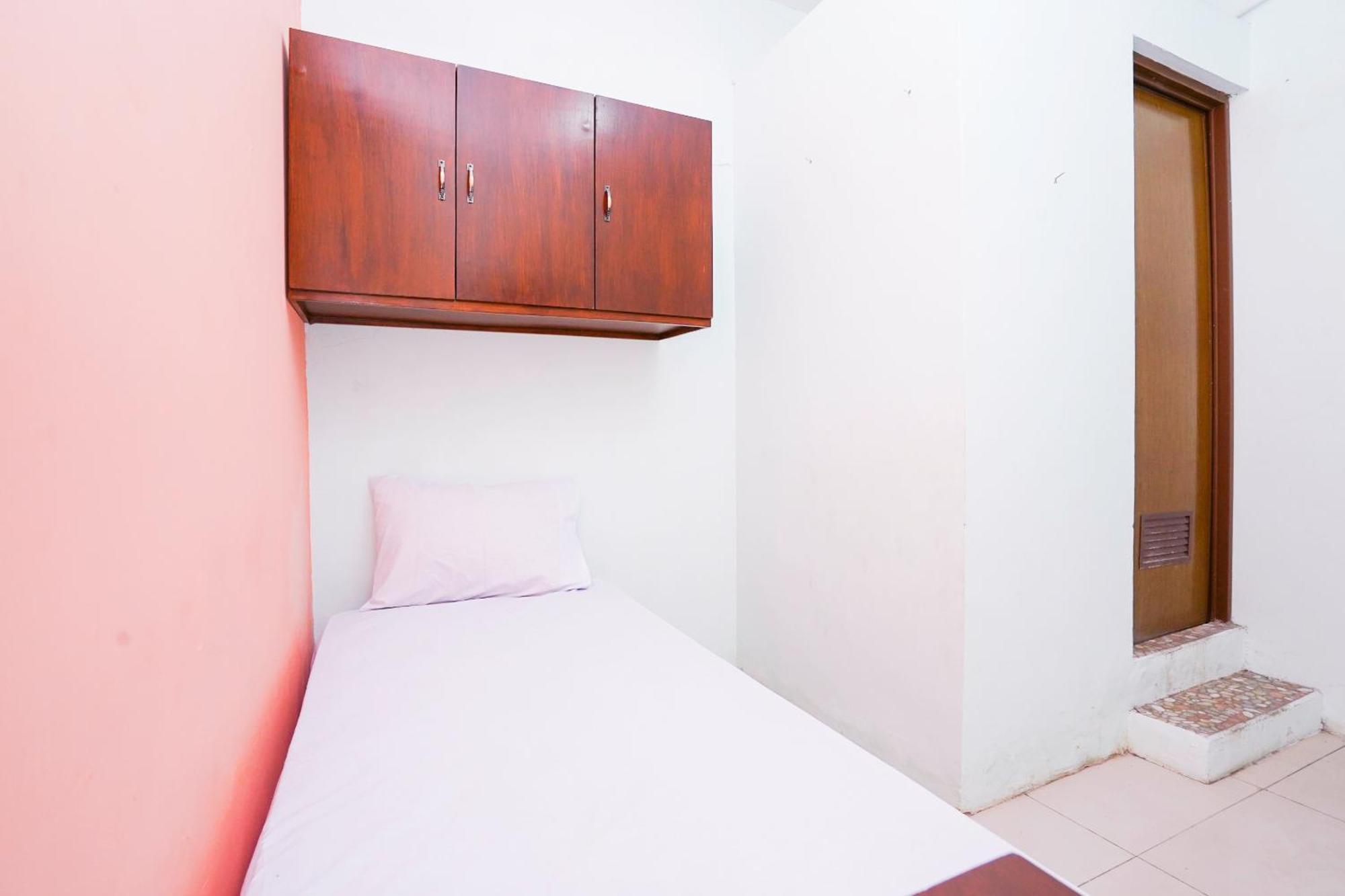 Oyo Life 2309 Kost Si Mbok Vivi Hotel Surabaya Eksteriør billede