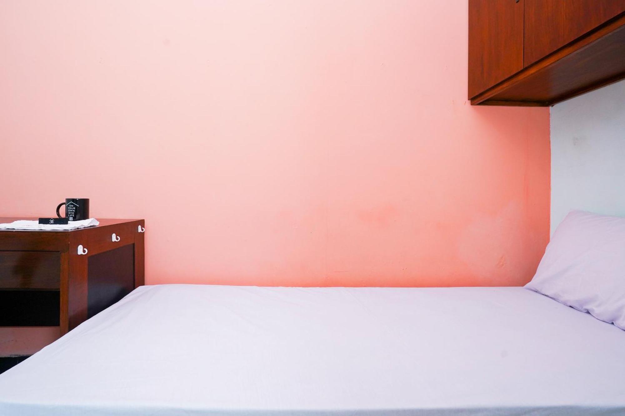 Oyo Life 2309 Kost Si Mbok Vivi Hotel Surabaya Eksteriør billede