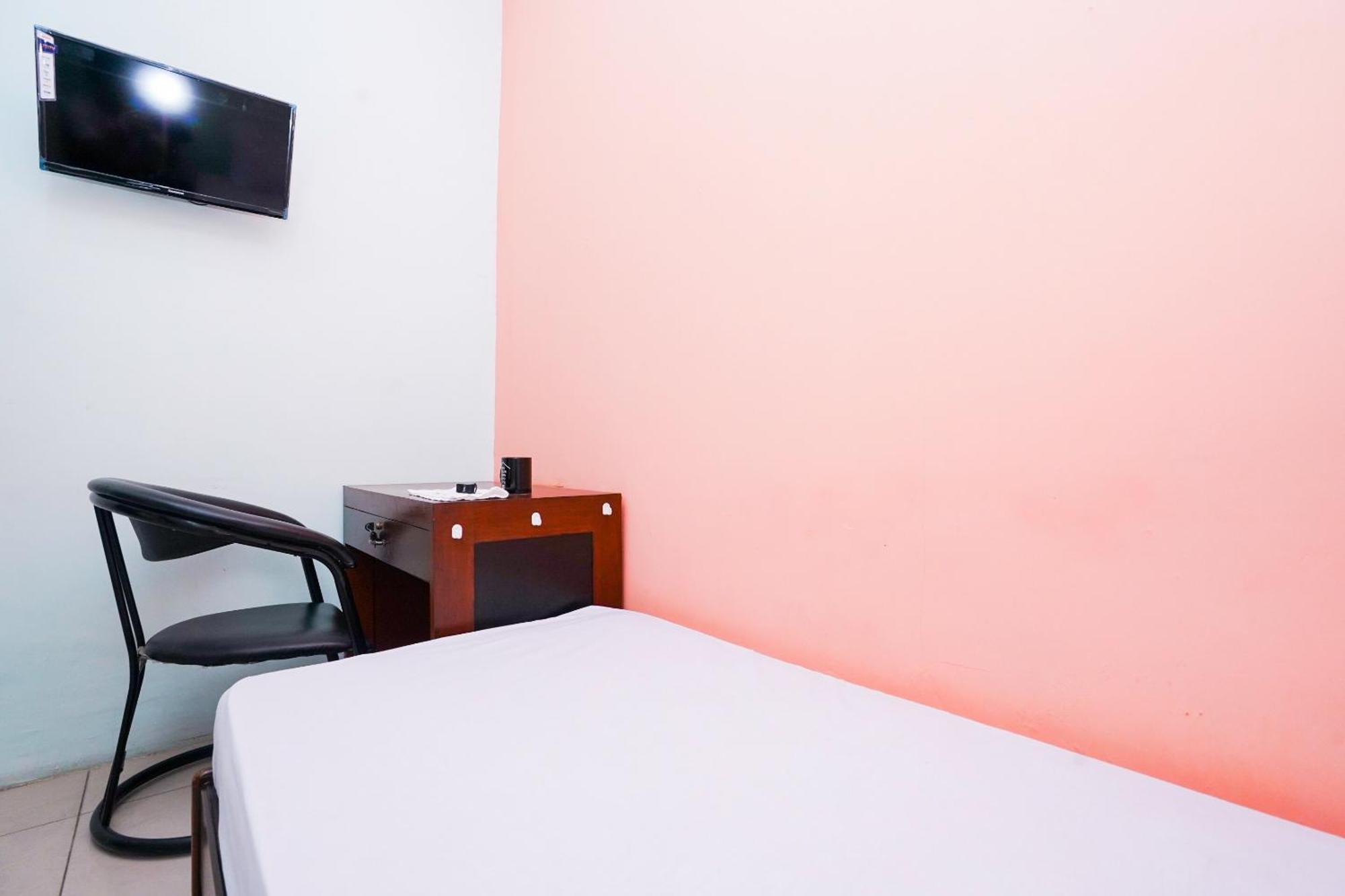 Oyo Life 2309 Kost Si Mbok Vivi Hotel Surabaya Eksteriør billede