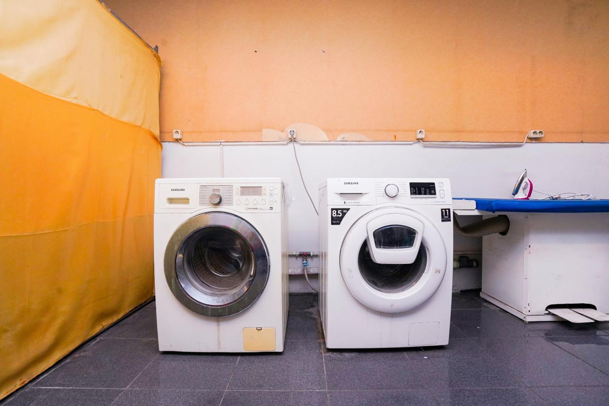Oyo Life 2309 Kost Si Mbok Vivi Hotel Surabaya Eksteriør billede