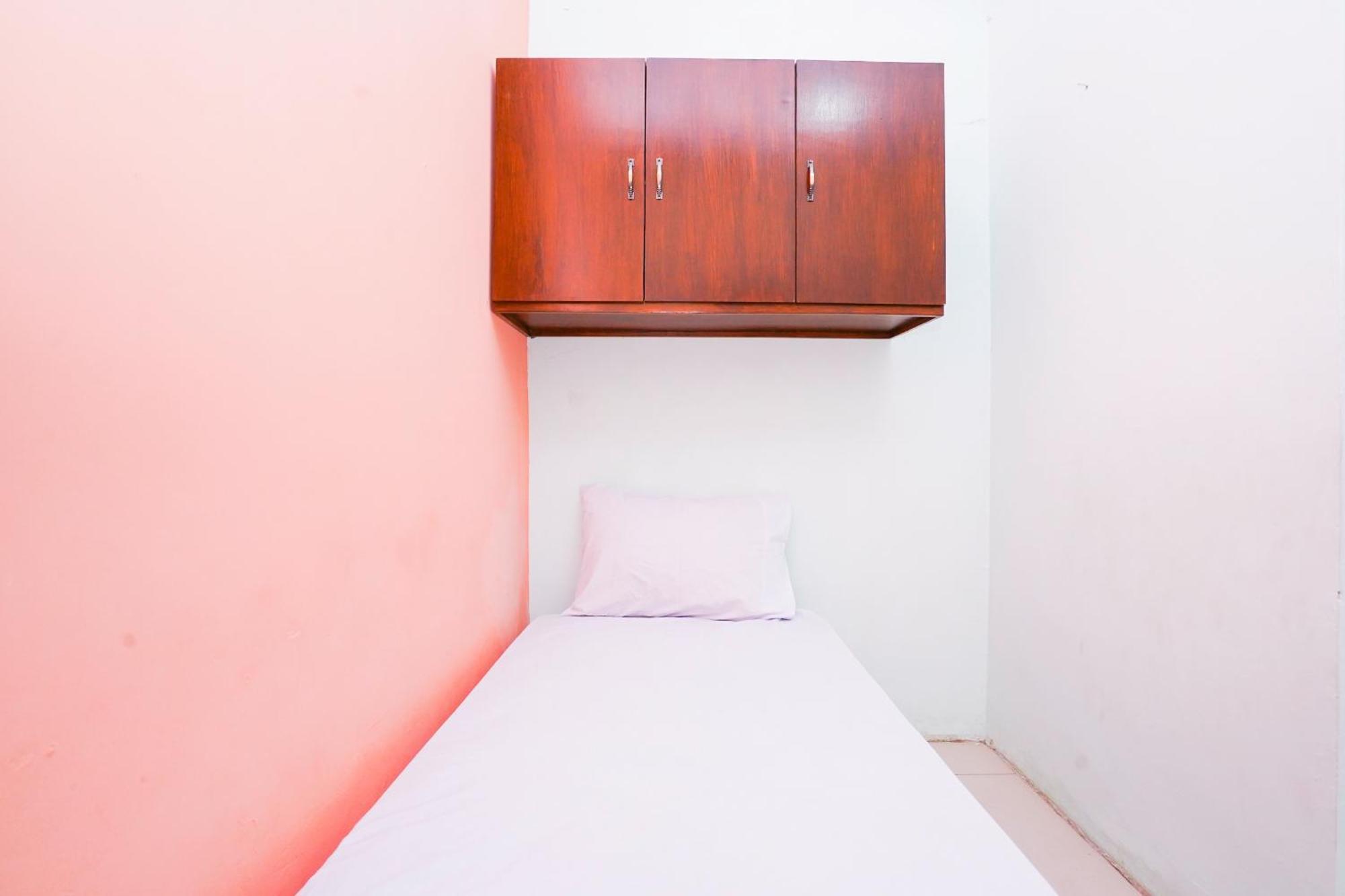 Oyo Life 2309 Kost Si Mbok Vivi Hotel Surabaya Eksteriør billede