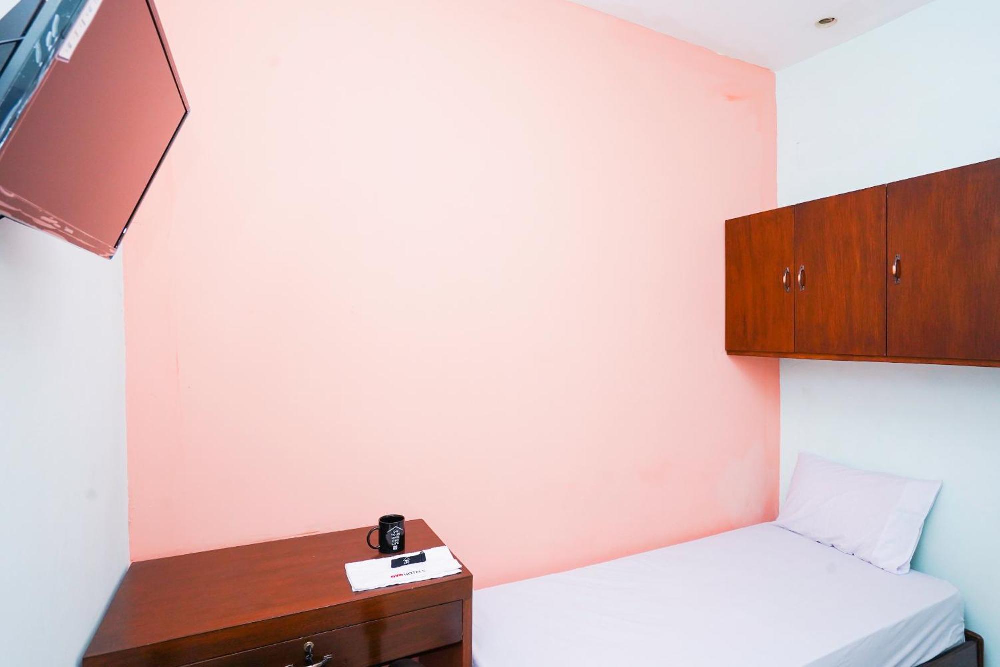 Oyo Life 2309 Kost Si Mbok Vivi Hotel Surabaya Eksteriør billede