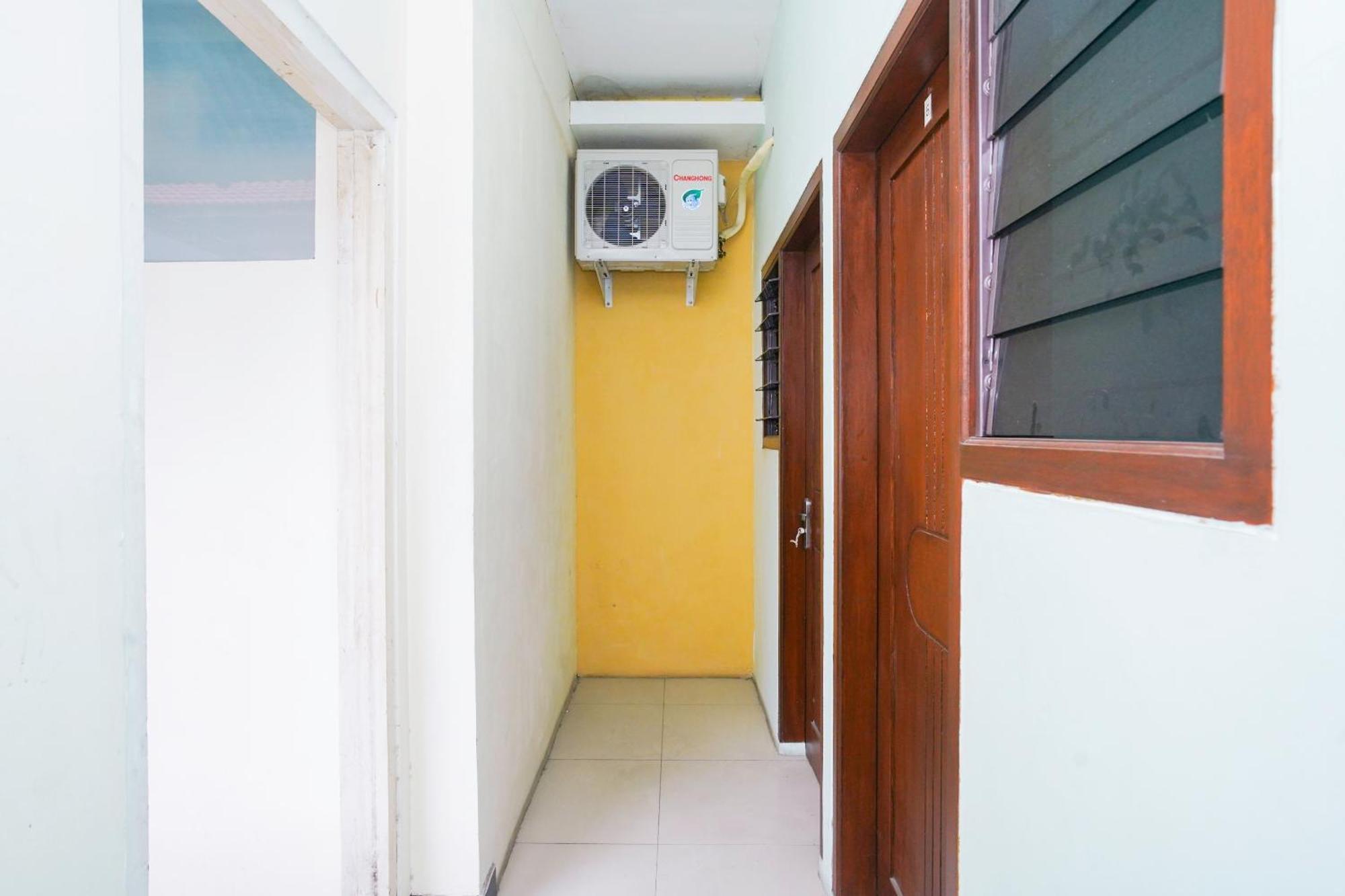 Oyo Life 2309 Kost Si Mbok Vivi Hotel Surabaya Eksteriør billede