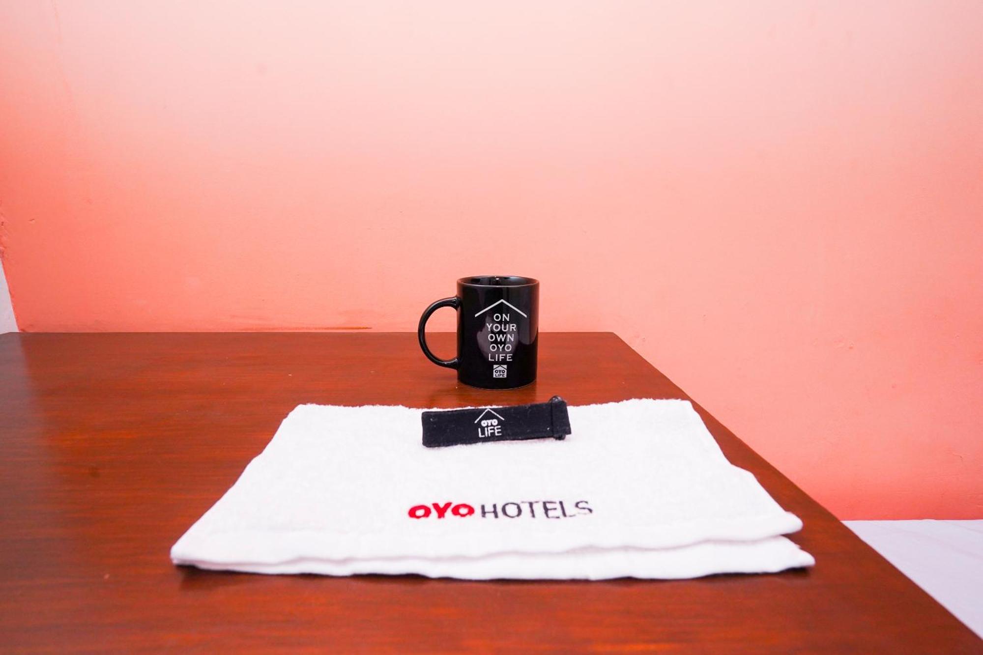 Oyo Life 2309 Kost Si Mbok Vivi Hotel Surabaya Eksteriør billede