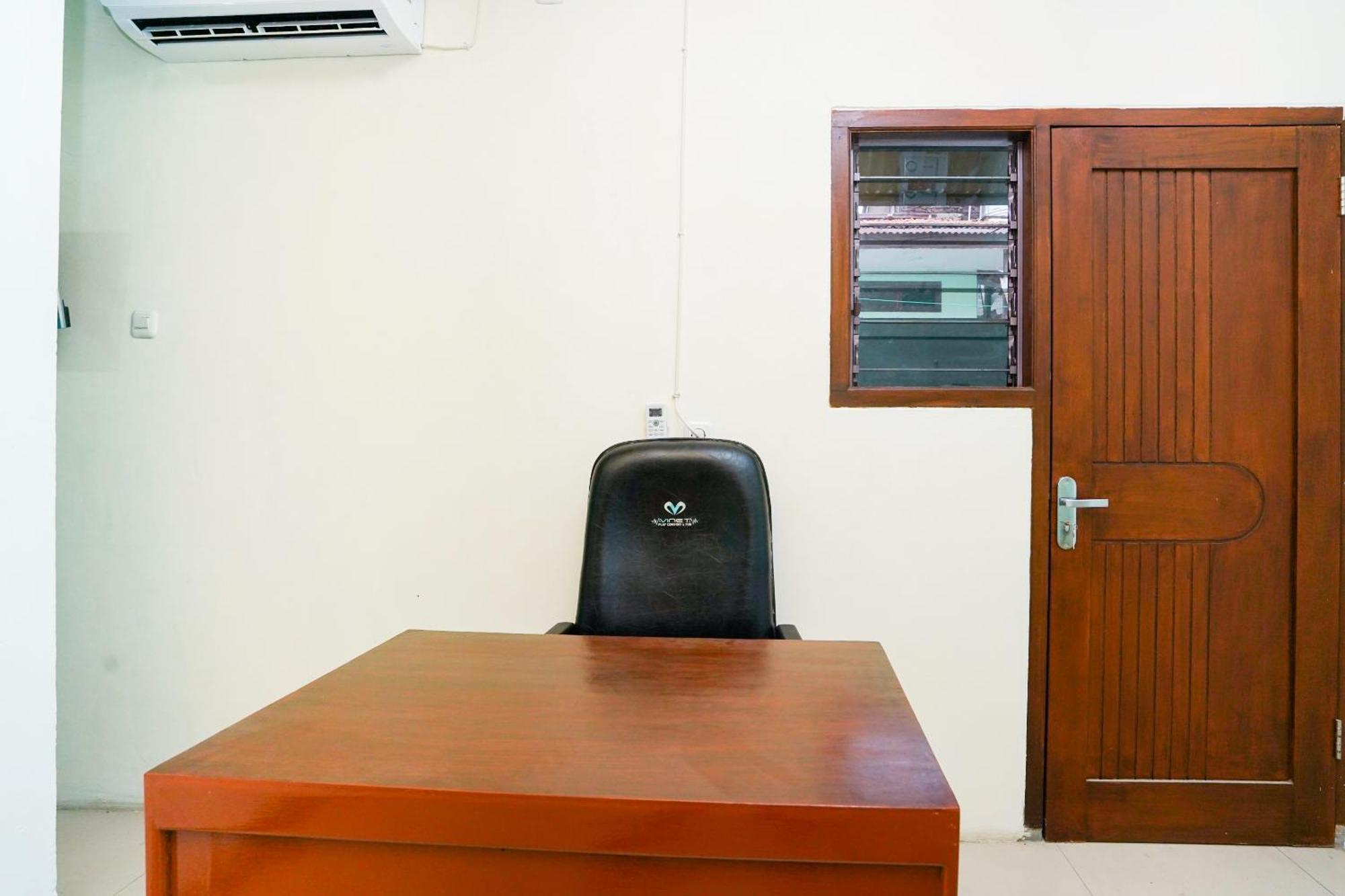 Oyo Life 2309 Kost Si Mbok Vivi Hotel Surabaya Eksteriør billede