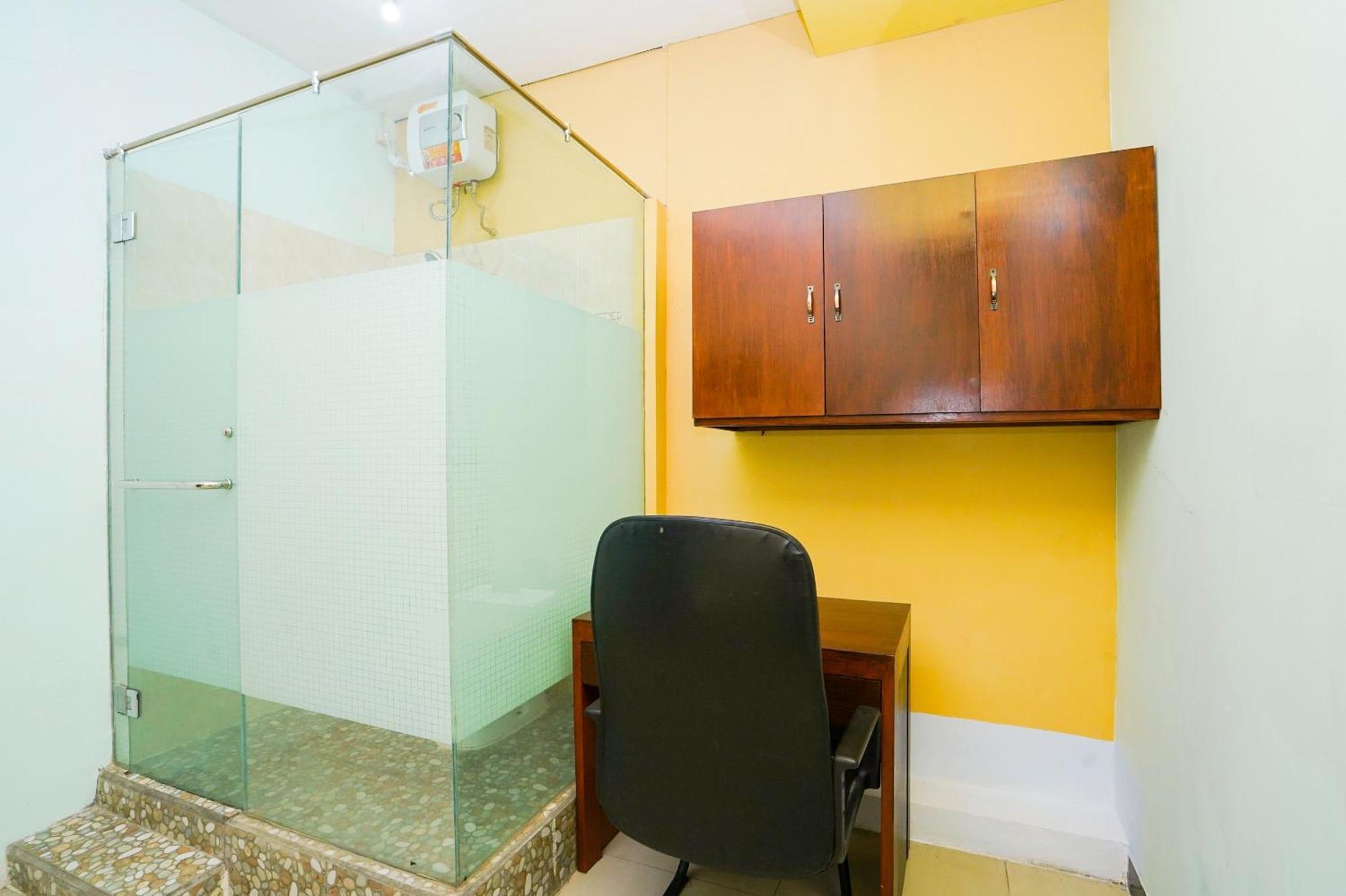 Oyo Life 2309 Kost Si Mbok Vivi Hotel Surabaya Eksteriør billede
