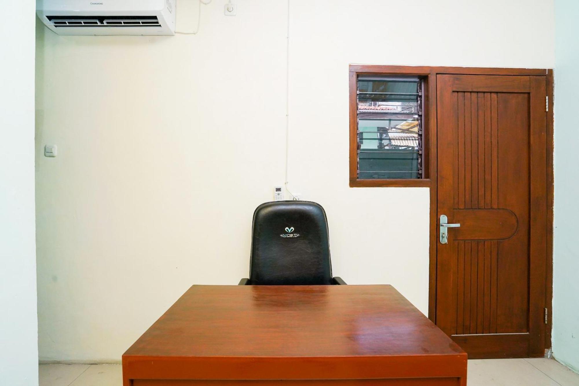 Oyo Life 2309 Kost Si Mbok Vivi Hotel Surabaya Eksteriør billede