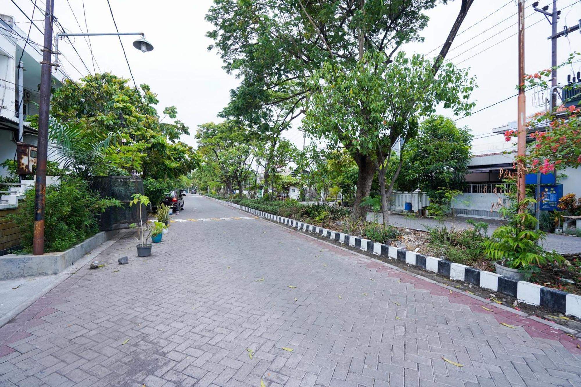 Oyo Life 2309 Kost Si Mbok Vivi Hotel Surabaya Eksteriør billede