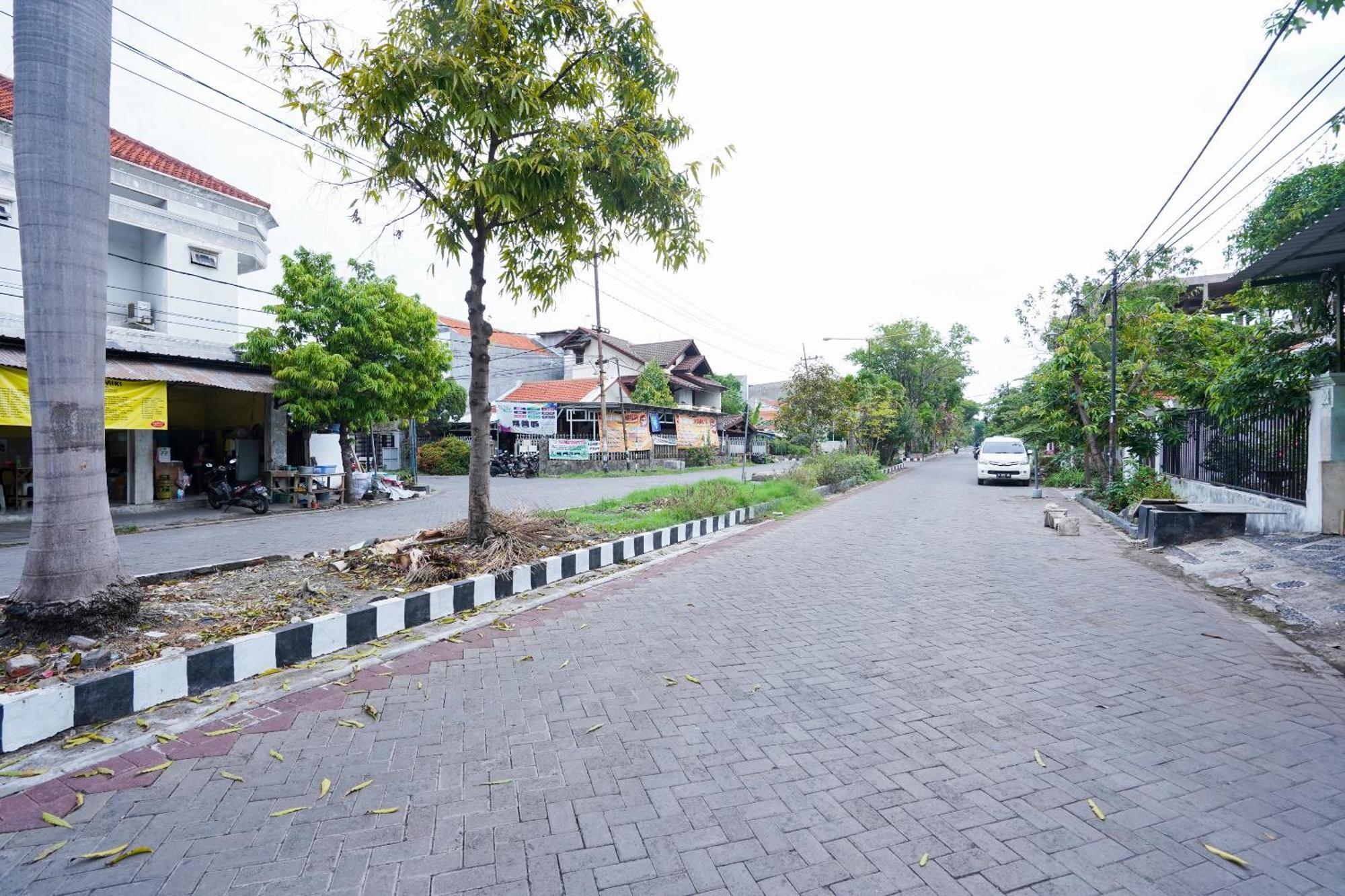Oyo Life 2309 Kost Si Mbok Vivi Hotel Surabaya Eksteriør billede
